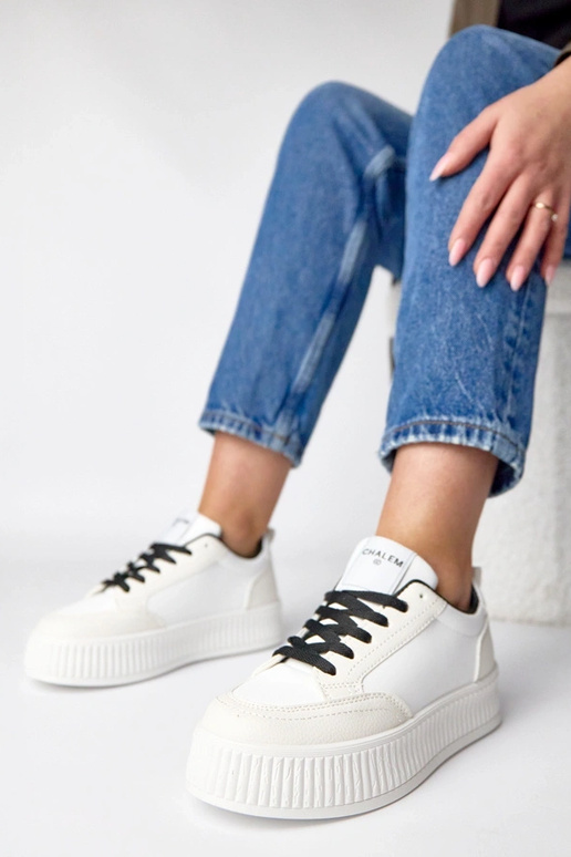 Baltie-melnie sporta apavi platformā...