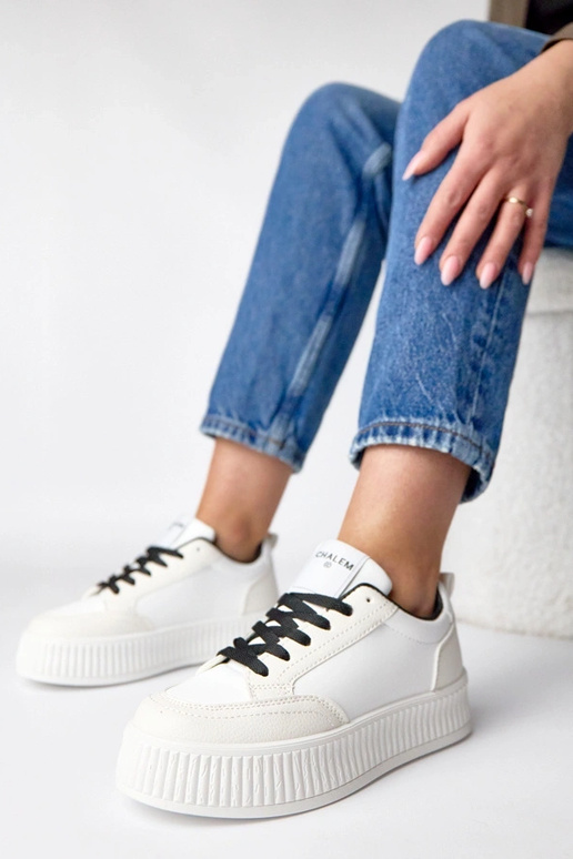 Baltie-melnie sporta apavi platformā...