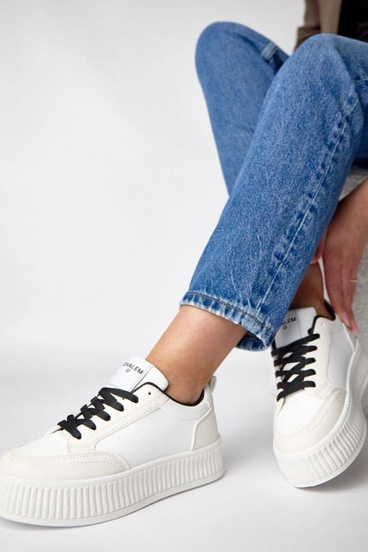 Baltie-melnie sporta apavi platformā...