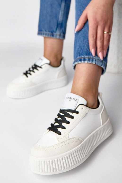 Baltie-melnie sporta apavi platformā...