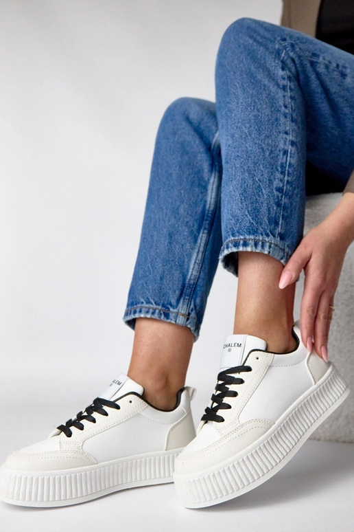 Baltie-melnie sporta apavi platformā...