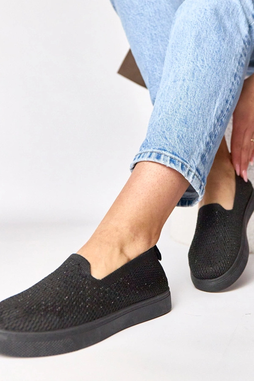 Melni iešļūcenes auduma sporta apavi...