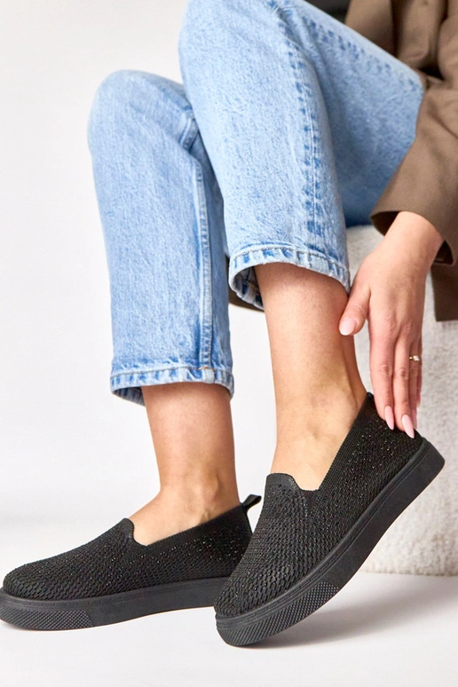 Melni iešļūcenes auduma sporta apavi...