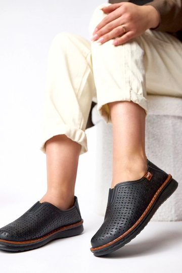 Melni caurspīdīgi puszābaki... 2