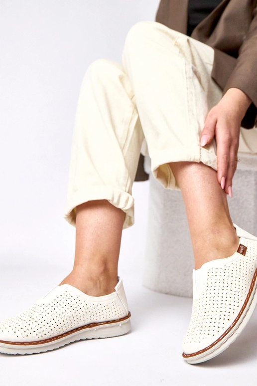 Balti caurspīdīgi puszābaki Rosa