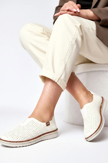 Balti caurspīdīgi puszābaki... 2