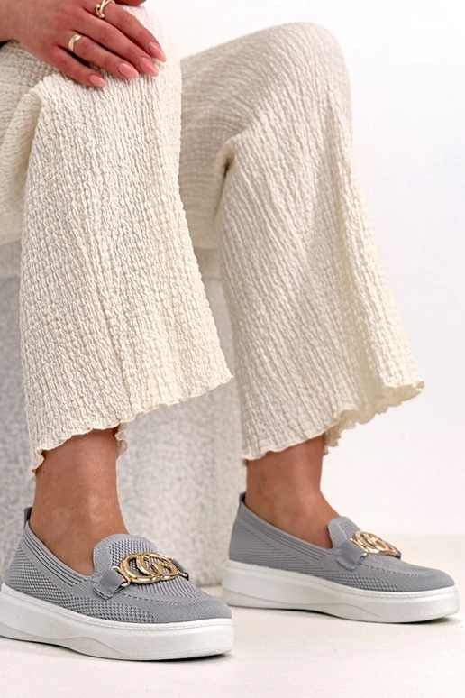 Pelēki ievelkamie auduma sporta apavi...