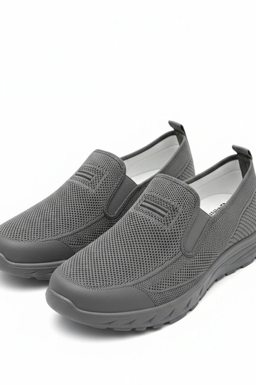 Pelēki vīriešu sporta apavi...