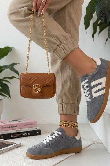 Pelēki ādas sporta apavi...