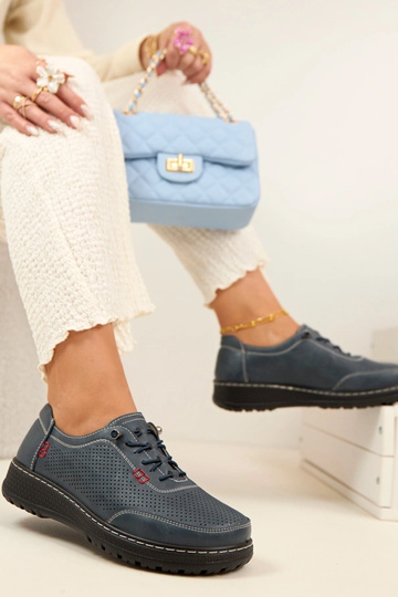 Tumši zili caurumiņi...