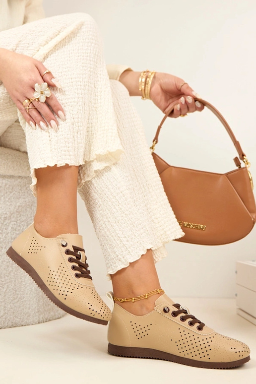 Smilšu krāsas caurumiņi basketbola...