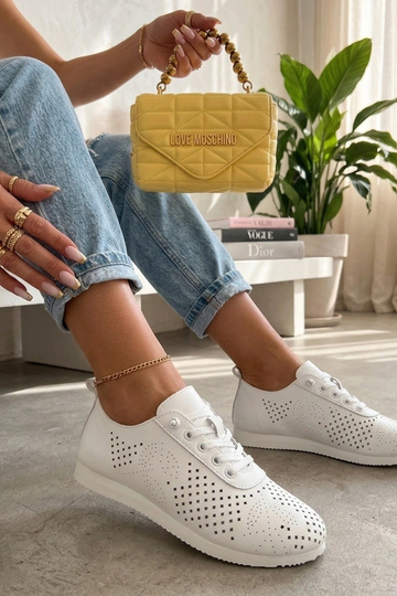 Balti caurumi sporta apavi...