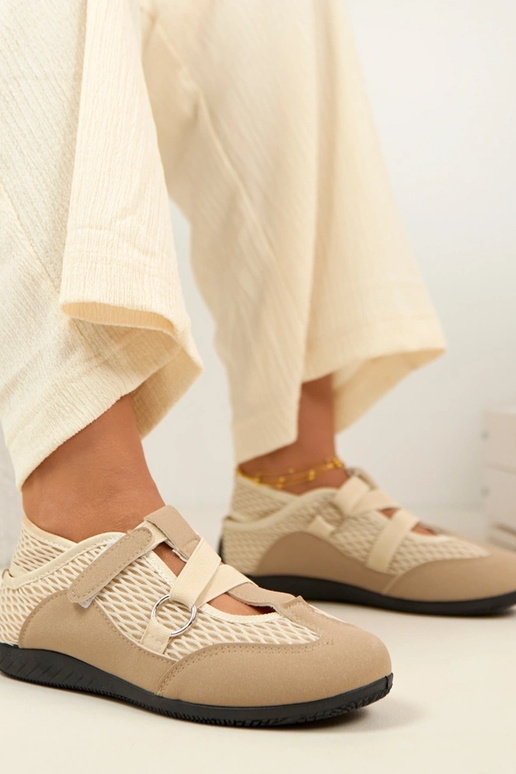 Smilšu krāsas sporta stila balerīnas...