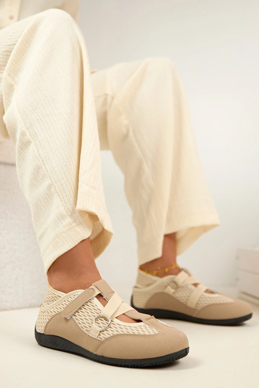 Smilšu krāsas sporta stila balerīnas...