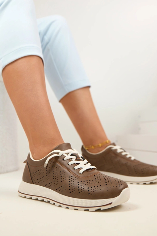 Rudi caurumi ievietojami sporta apavi...