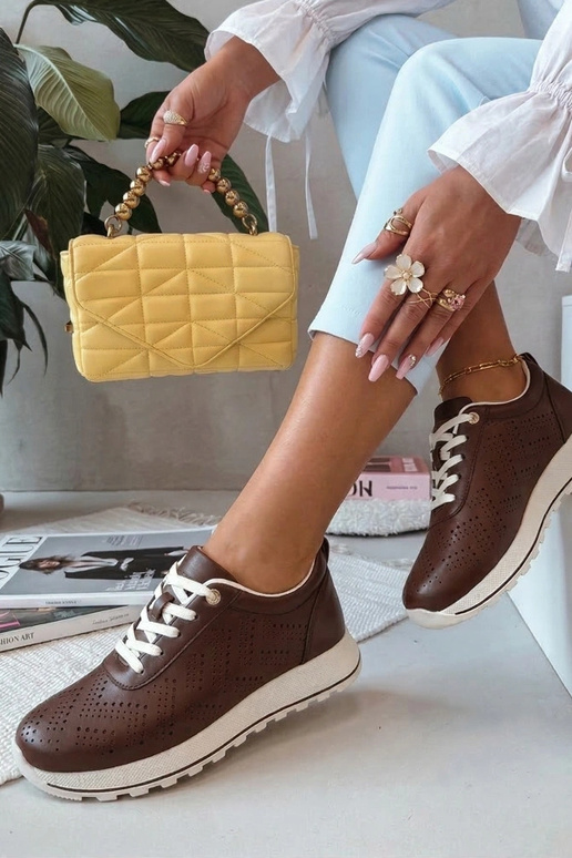 Rudi caurumi ievietojami sporta apavi...