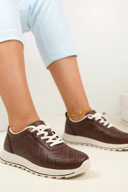 Rudi caurumi ievietojami sporta apavi...