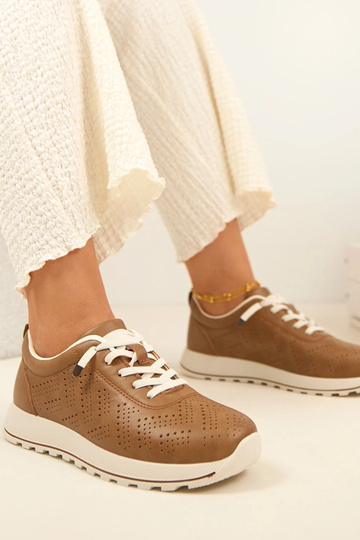 Gaiši rudi caurumi...