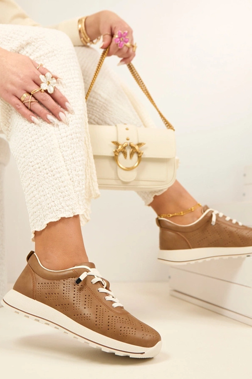 Gaiši rudi caurumi ievietojami sporta...