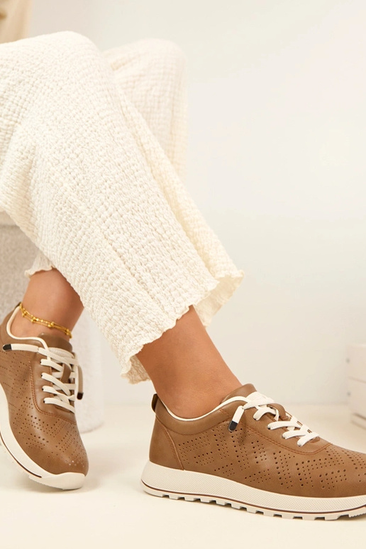 Gaiši rudi caurumi ievietojami sporta...