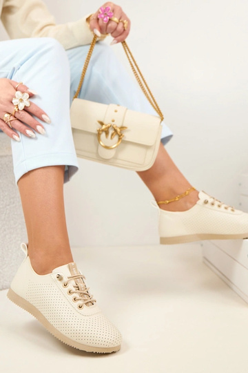 Smilšu krāsas caurumi...