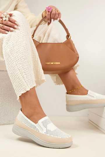 Balti smilšu krāsas caurumi...