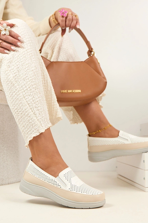 Balti smilšu krāsas caurumi...