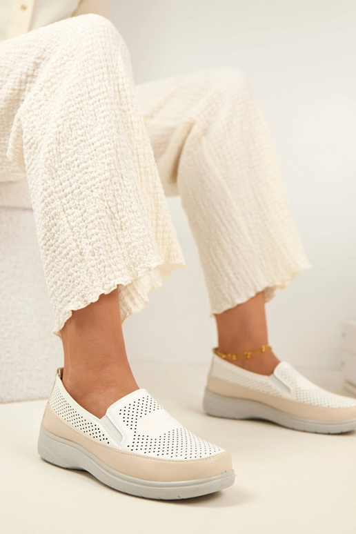 Balti smilšu krāsas caurumi...