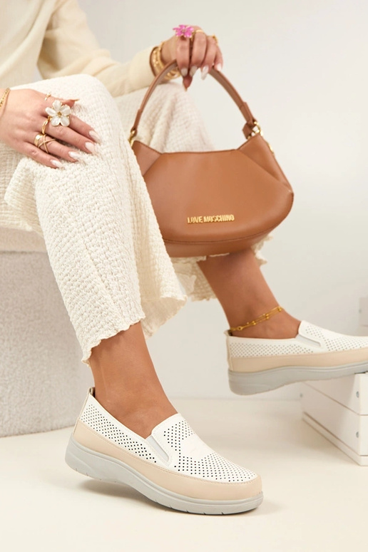 Balti smilšu krāsas caurumi...