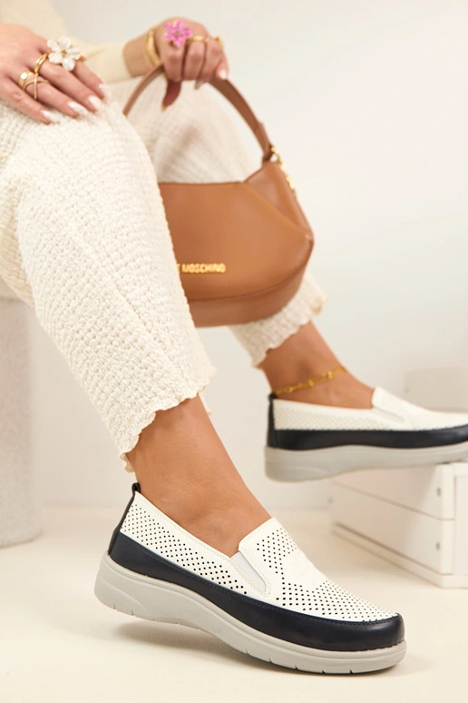 Balti tumši zili caurumi ievietojami...