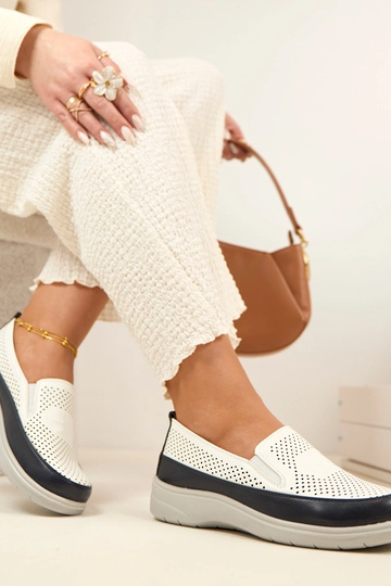 Balti tumši zili caurumi... 2