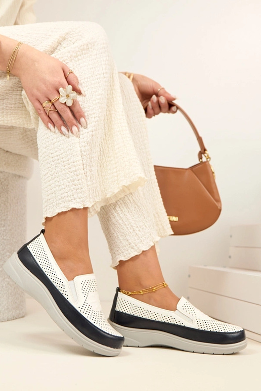 Balti tumši zili caurumi ievietojami...