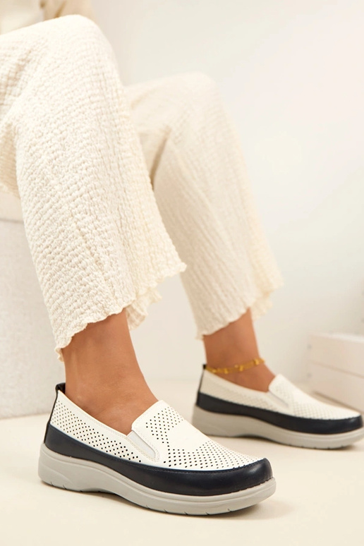 Balti tumši zili caurumi ievietojami...