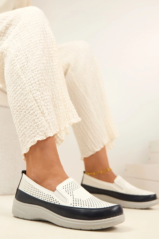 Balti tumši zili caurumi ievietojami...