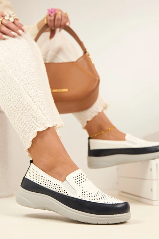 Balti tumši zili caurumi ievietojami...