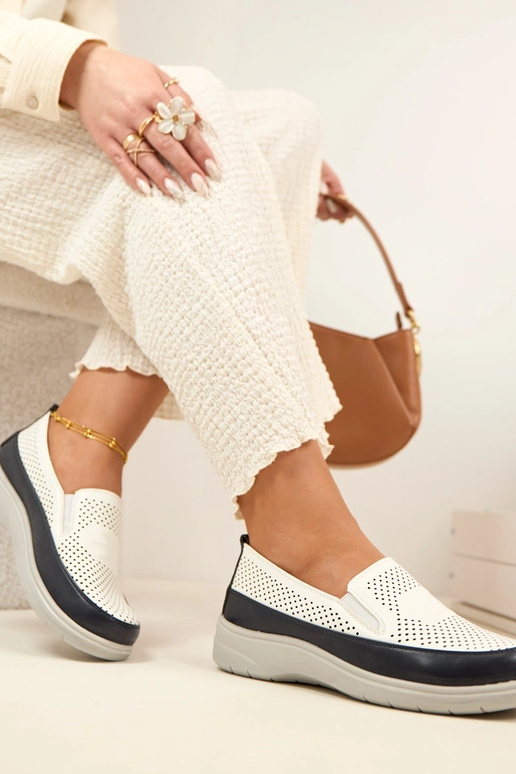 Balti tumši zili caurumi ievietojami...