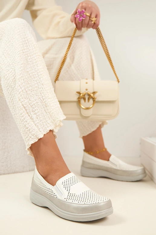 Balti sudraba caurumi ievietojami...