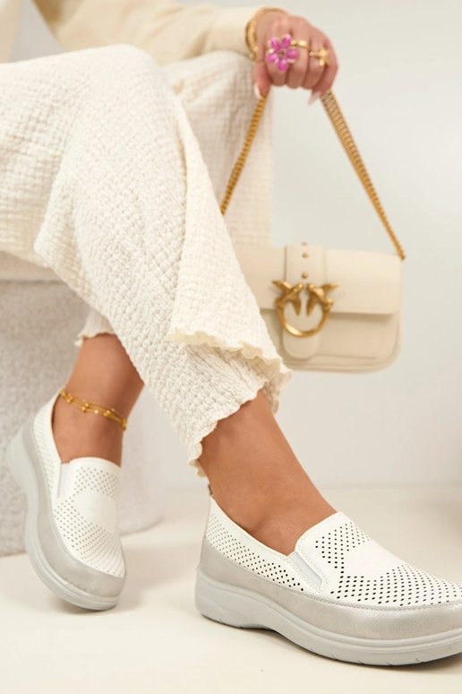 Balti sudraba caurumi ievietojami...