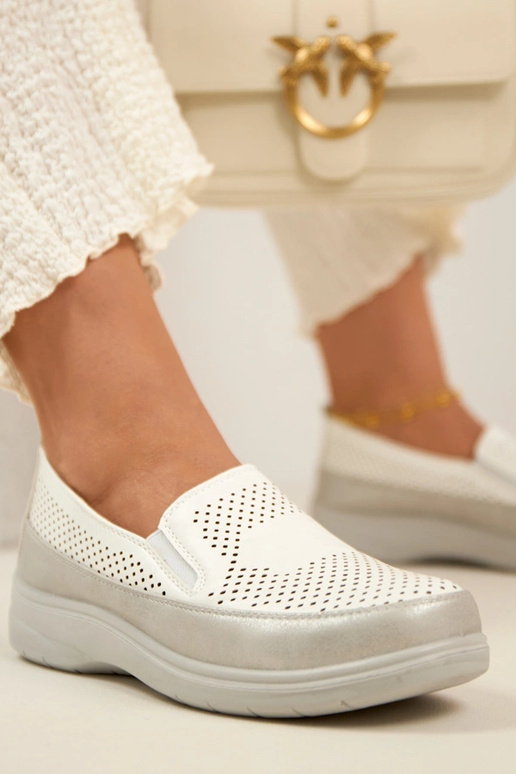 Balti sudraba caurumi ievietojami...