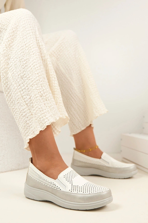 Balti sudraba caurumi ievietojami...