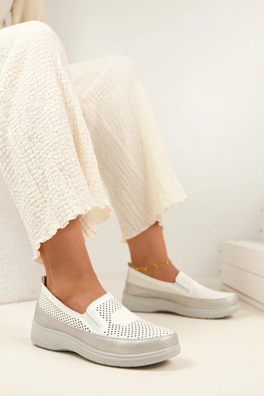 Balti sudraba caurumi ievietojami...