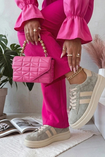 Pelēki ādas apavi uz...