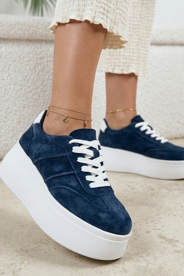 Tumši zili ādas apavi uz...