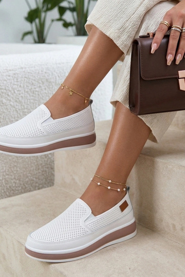 Balti caurspīdīgi ādas...