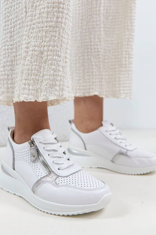 Balti ādas apavi uz slēptā papēža...