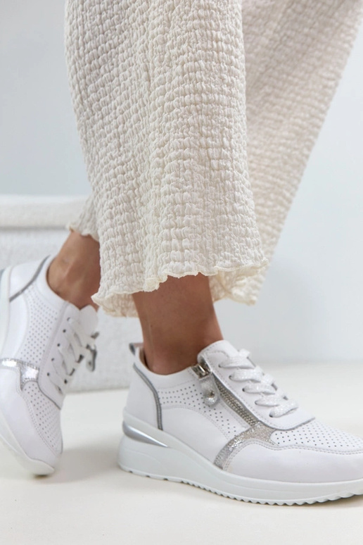 Balti ādas apavi uz slēptā papēža...