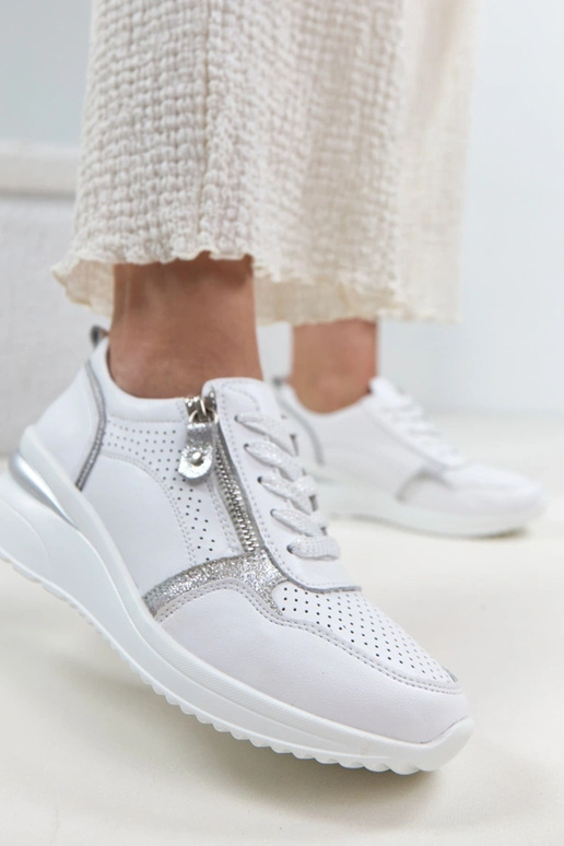 Balti ādas apavi uz slēptā papēža...