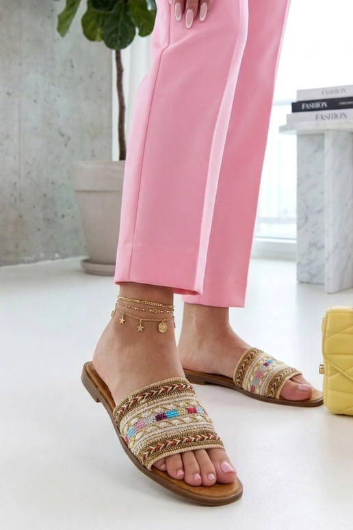 Smilšu krāsas čības ar krāsainu...