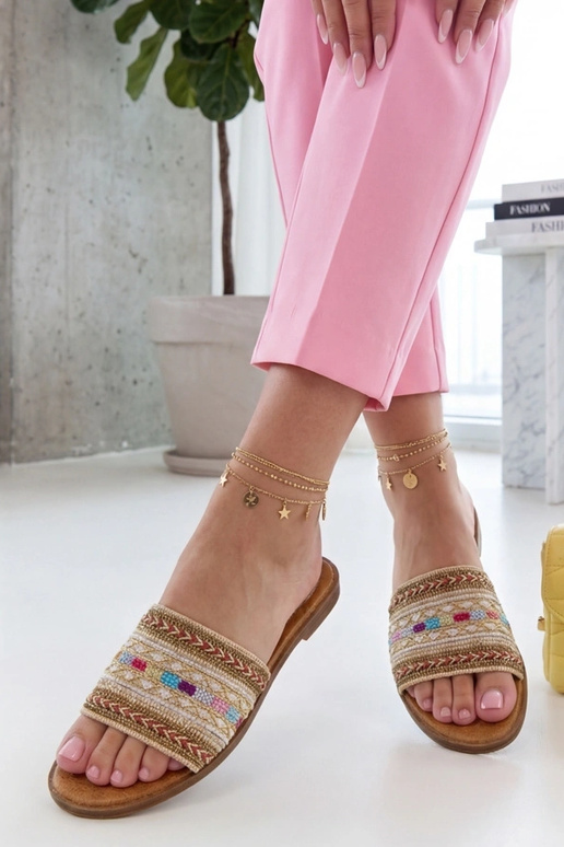 Smilšu krāsas čības ar krāsainu...