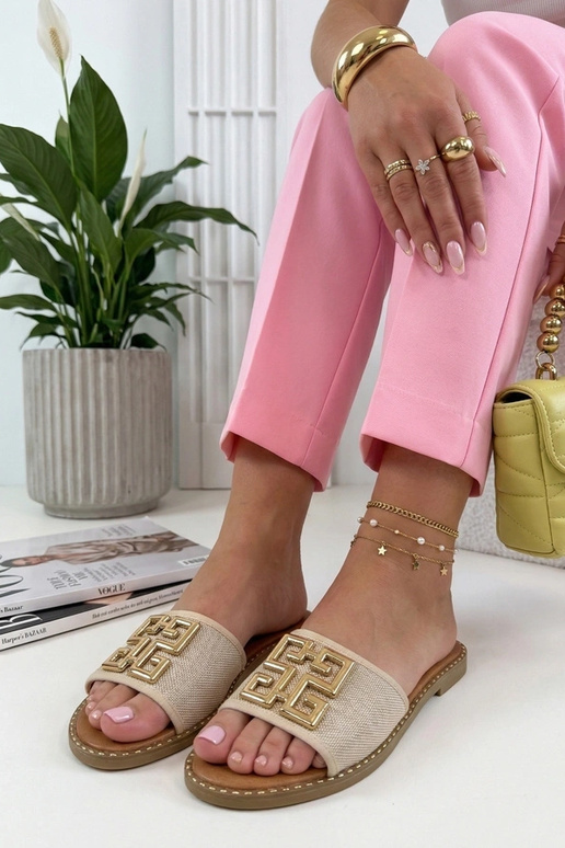 Smilšu krāsas čības ar zelta sprādzi...